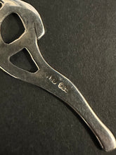 Load image into Gallery viewer, Vintage Signed SU 925 Sterling Silver Cut Out Giraffe Brooch Pin