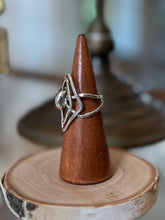 Load image into Gallery viewer, Vintage Sterling Silver Open Weave Geometric Split Shank Statement Ring US Size 8 1/2