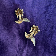 Load image into Gallery viewer, Pair of Vintage 1960s Midcentury Gold Tone Asian Geisha Brooch Pins Japanese
