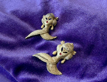 Load image into Gallery viewer, Pair of Vintage 1960s Midcentury Gold Tone Asian Geisha Brooch Pins Japanese