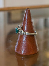 Load image into Gallery viewer, Vintage Sterling Silver Irish Claddagh Faceted Green Glass Heart Ring US 9