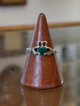 Load image into Gallery viewer, Vintage Sterling Silver Irish Claddagh Faceted Green Glass Heart Ring US 9