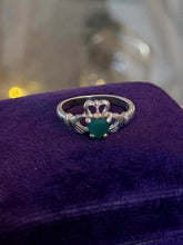 Load image into Gallery viewer, Vintage Sterling Silver Irish Claddagh Faceted Green Glass Heart Ring US 9