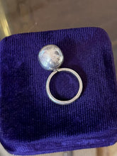 Load image into Gallery viewer, Vintage 1980s Modernist Solid Sterling Silver Ball Jingle Sphere Ring US 6