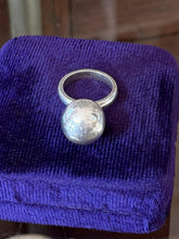 Load image into Gallery viewer, Vintage 1980s Modernist Solid Sterling Silver Ball Jingle Sphere Ring US 6