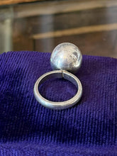Load image into Gallery viewer, Vintage 1980s Modernist Solid Sterling Silver Ball Jingle Sphere Ring US 6