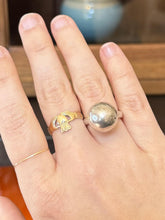 Load image into Gallery viewer, Vintage 1980s Modernist Solid Sterling Silver Ball Jingle Sphere Ring US 6
