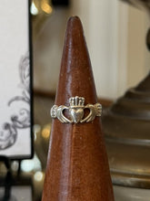 Load image into Gallery viewer, Vintage Sterling Silver Irish Claddagh Unisex Ring US 7.25