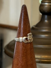 Load image into Gallery viewer, Vintage Sterling Silver Irish Claddagh Unisex Ring US 7.25