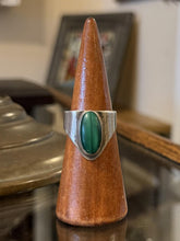 Load image into Gallery viewer, Vintage Navajo Signed F Fannie Platero Sterling Silver Malachite Ring US 9.75