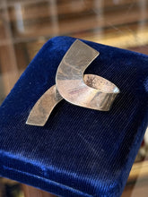 Load image into Gallery viewer, Vintage Signed TD-62 Taxco Mexico Sterling Silver Modernist Ribbon Brooch