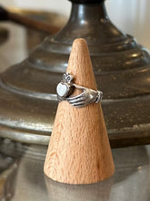 Load image into Gallery viewer, Vintage Sterling Silver &amp; Mother of Pearl Claddagh Ring US Size 5 1/2 Celtic
