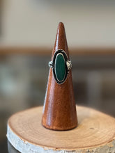 Load image into Gallery viewer, Vintage Signed GFIS Mexico 925 Sterling Silver Oval Malachite Leaf Ring US Size 5.5
