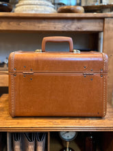 Load image into Gallery viewer, Vintage 1960s Samsonite Streamlite Camel Color Leather Top Handle Train Case Comestic Bag Luggage Midcentury
