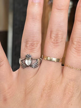 Load image into Gallery viewer, Vintage Sterling Silver &amp; Mother of Pearl Claddagh Ring US Size 5 1/2 Celtic
