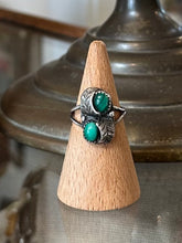 Load image into Gallery viewer, Vintage Southwestern Sterling Silver &amp; Malachite Cabochon Feather Motif Split Shank Ring US Size 7 1/2
