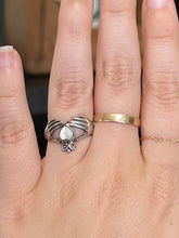 Load image into Gallery viewer, Vintage Sterling Silver &amp; Mother of Pearl Claddagh Ring US Size 5 1/2 Celtic
