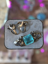 Load image into Gallery viewer, Vintage CASTLECLIFF Sterling Silver Blue Emerald Cut Glass Bow Brooch Clip Ons
