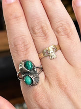 Load image into Gallery viewer, Vintage Southwestern Sterling Silver &amp; Malachite Cabochon Feather Motif Split Shank Ring US Size 7 1/2
