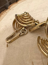 Load image into Gallery viewer, Vintage 1980s Signed TRIFARI Gold Tone Articulated Fan Choker Necklace with Hook Clasp Adjustable 15.5”

