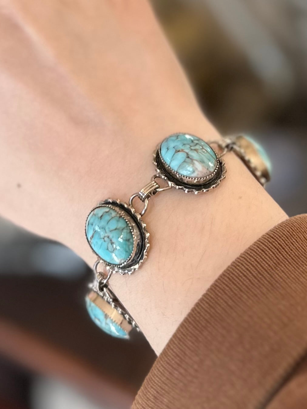 Bracelet Vintage Rétro En Métal Argenté Avec Cabochons Et Gravures En Relief - Bijou Fantaisie Femme Occasion