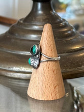 Load image into Gallery viewer, Vintage Southwestern Sterling Silver &amp; Malachite Cabochon Feather Motif Split Shank Ring US Size 7 1/2

