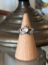 Load image into Gallery viewer, Vintage Sterling Silver &amp; Mother of Pearl Claddagh Ring US Size 5 1/2 Celtic

