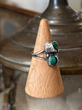 Load image into Gallery viewer, Vintage Southwestern Sterling Silver &amp; Malachite Cabochon Feather Motif Split Shank Ring US Size 7 1/2
