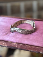 Load image into Gallery viewer, Vintage SPERO Art Deco Silver Tone Chrome Engraved Dual Snake Head Hinged Bangle Bracelet
