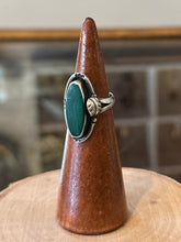 Load image into Gallery viewer, Vintage Signed GFIS Mexico 925 Sterling Silver Oval Malachite Leaf Ring US Size 5.5
