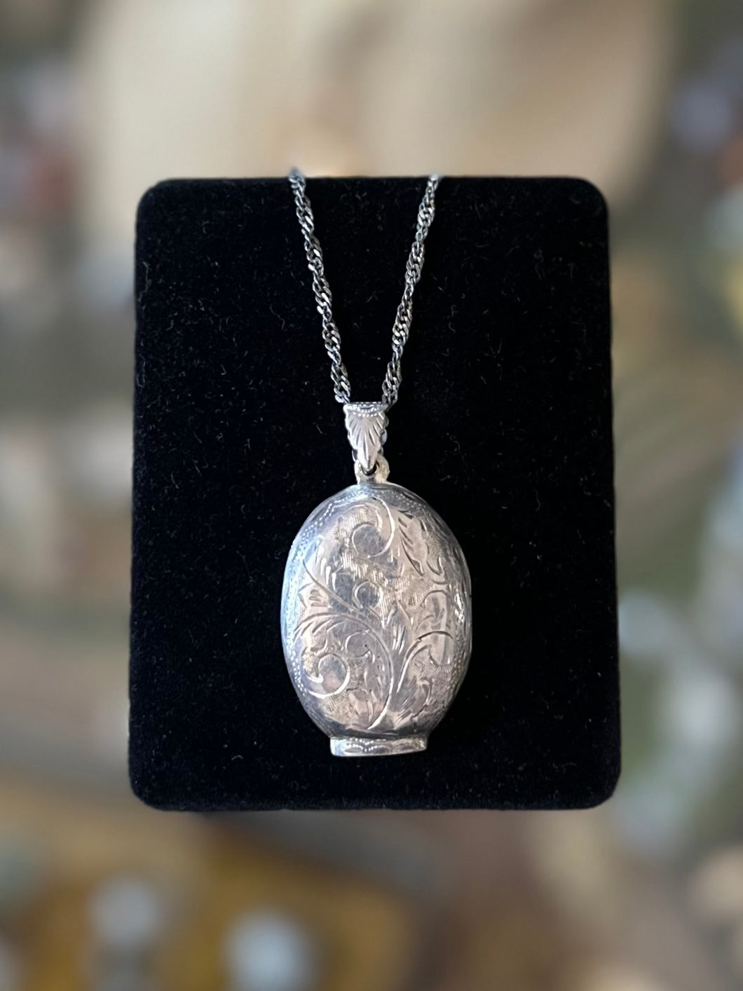 Vintage 925 Sterling Silver Floral Scroll Hand Etched Oval Locket Pendant Necklace 25.75”