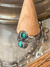 Load image into Gallery viewer, Vintage Southwestern Sterling Silver &amp; Malachite Cabochon Feather Motif Split Shank Ring US Size 7 1/2
