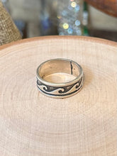 Load image into Gallery viewer, Vintage Sterling Silver 925 Wave Design Band Ring US Size 8 1/4 Unisex
