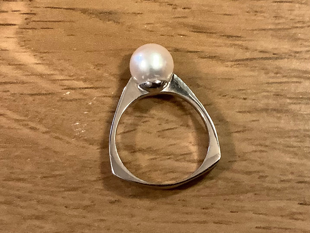 14k White Gold Vintage modernist Pearl Ring