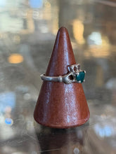 Load image into Gallery viewer, Vintage Sterling Silver Irish Claddagh Faceted Green Glass Heart Ring US 9
