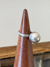 Load image into Gallery viewer, Vintage 1980s Modernist Solid Sterling Silver Ball Jingle Sphere Ring US 6
