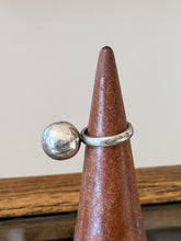 Load image into Gallery viewer, Vintage 1980s Modernist Solid Sterling Silver Ball Jingle Sphere Ring US 6
