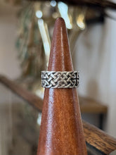 Load image into Gallery viewer, Vintage Sterling Silver Celtic Knot Woven Design Wide Band Ring Unisex US 6.75
