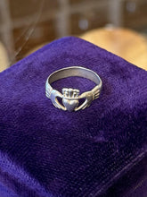 Load image into Gallery viewer, Vintage Sterling Silver Irish Claddagh Unisex Ring US 7.25
