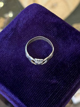 Load image into Gallery viewer, Vintage Sterling Silver Irish Claddagh Unisex Ring US 7.25
