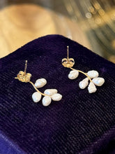 Load image into Gallery viewer, Vintage 14K Yellow Gold Baroque Freshwater Pearl Branch Delicate Earrings
