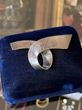 Load image into Gallery viewer, Vintage Signed TD-62 Taxco Mexico Sterling Silver Modernist Ribbon Brooch
