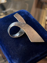 Load image into Gallery viewer, Vintage Signed TD-62 Taxco Mexico Sterling Silver Modernist Ribbon Brooch
