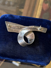 Load image into Gallery viewer, Vintage Signed TD-62 Taxco Mexico Sterling Silver Modernist Ribbon Brooch
