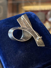 Load image into Gallery viewer, Vintage Signed TD-62 Taxco Mexico Sterling Silver Modernist Ribbon Brooch
