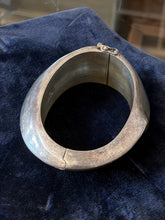 Load image into Gallery viewer, Vintage 1980s Signed Bayanihan Modernist Sterling Silver Sculptural Bangle Bracelet
